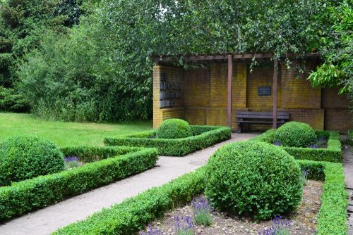 Photo of the shady arbour in Chesham Bois Burial Ground