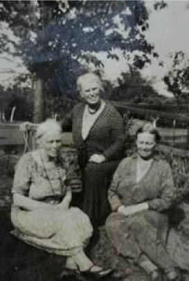 Photo of the Richardson Sisters and Lizzie Buckingham.